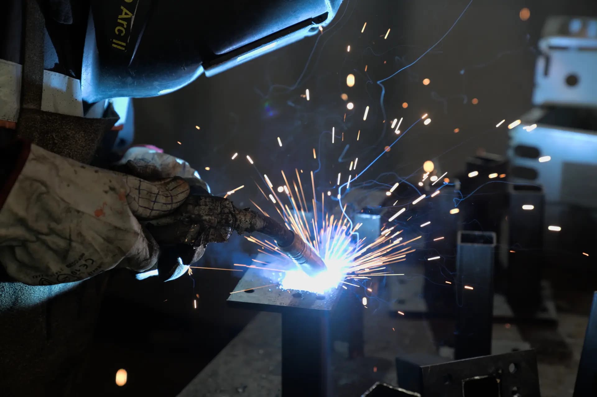 Atelier LT+ — étincelles de soudure